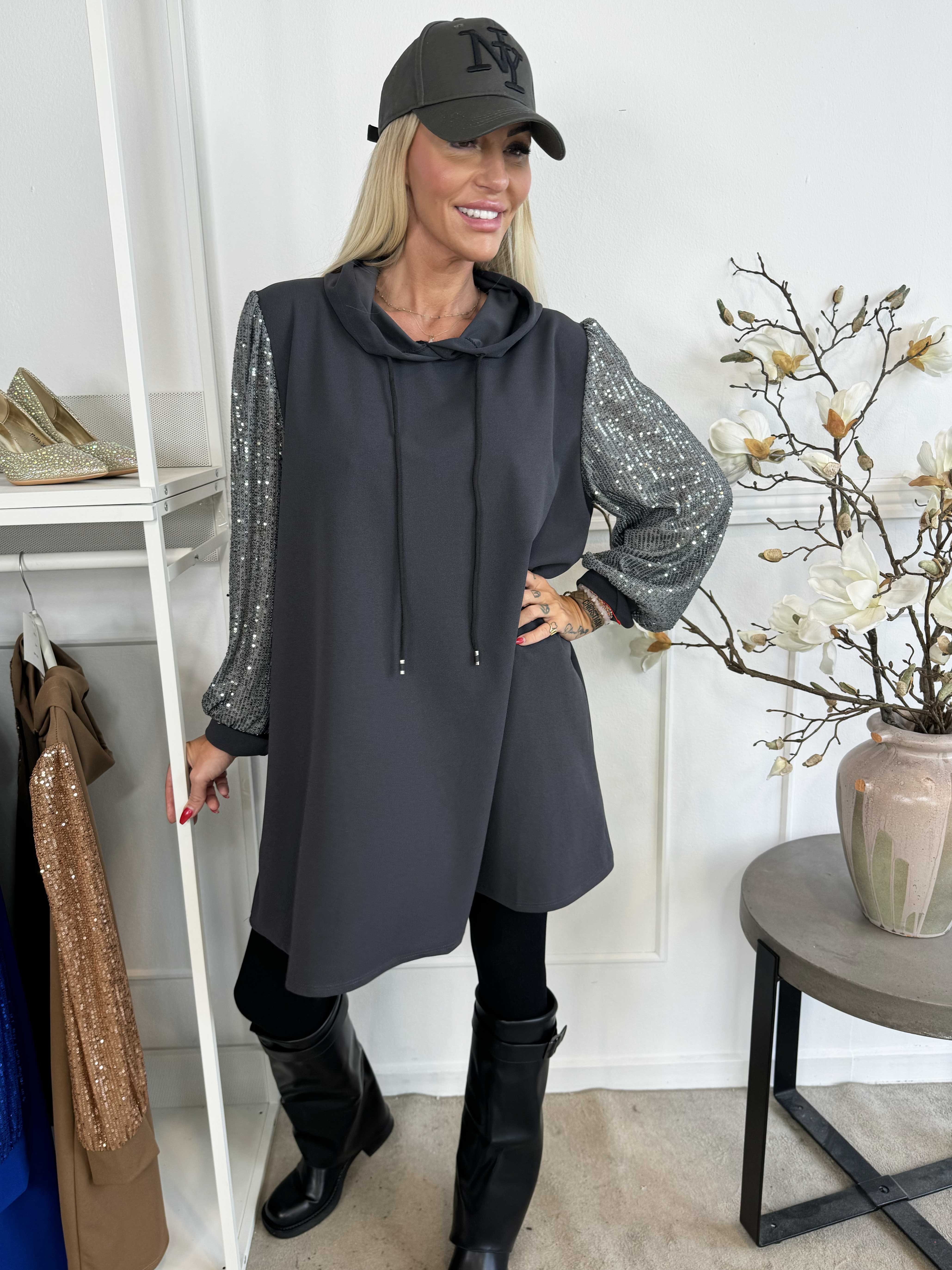 Adara - Enfärgad hoodie klänning med paljettärmar